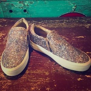 ✨ Glitter sneakers with zippered sides